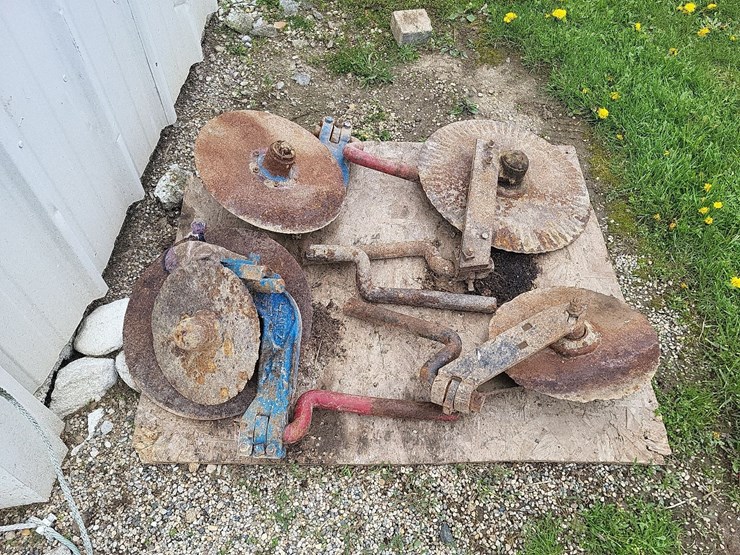 (4)-international-moldboard-plow-coulters-image-2