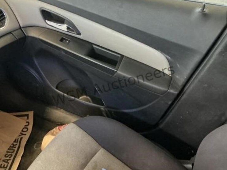 2013-chevrolet-cruze-ls-sdn-image-17