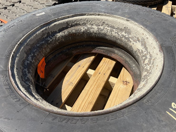 #8785-•-11r22.5-tire-image-3