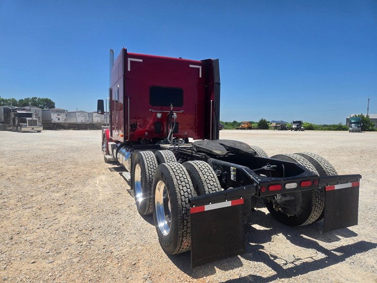 2023-peterbilt-567-image-14