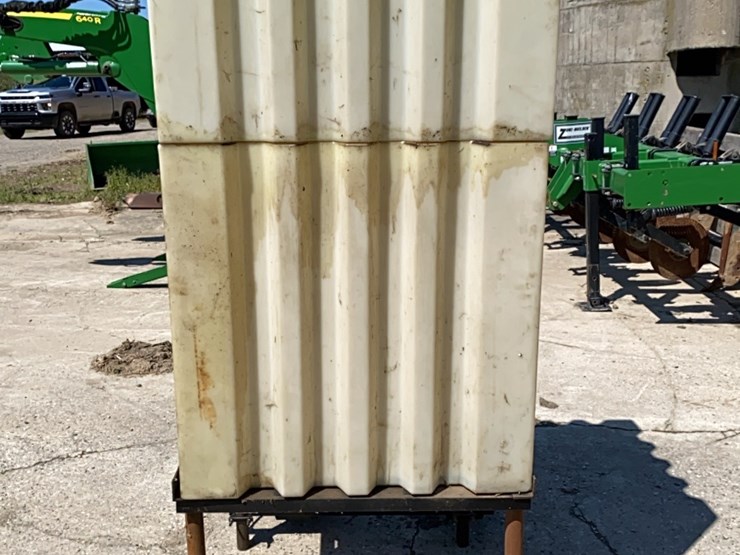 2-compartment-oil-tote-and-drain-valves-image-3