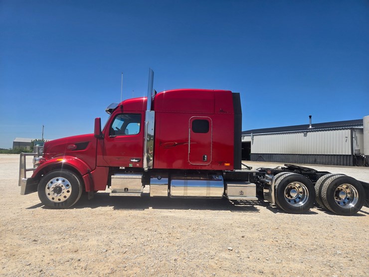 2023-peterbilt-567-image-7