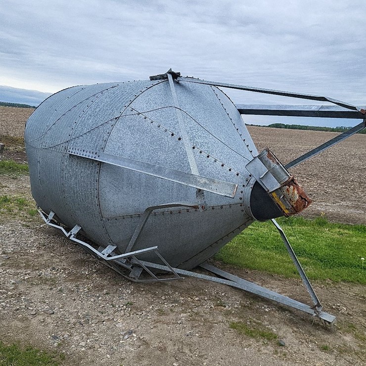 Feed Bin w/Stand