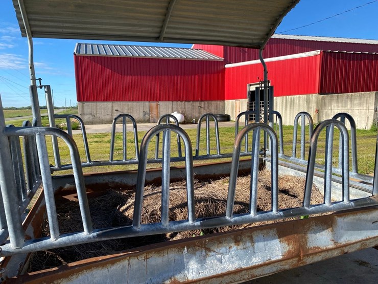 covered-bale-feeder-image-7