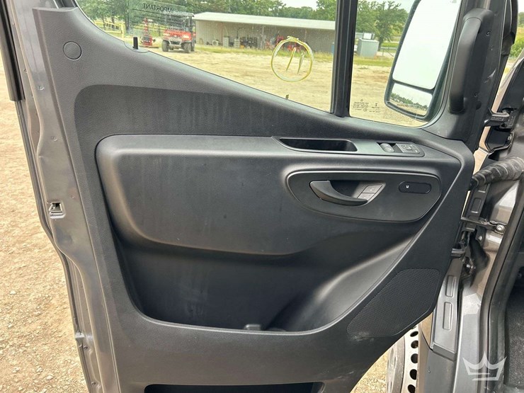 2021-mercedes-benz-sprinter-4500-image-12