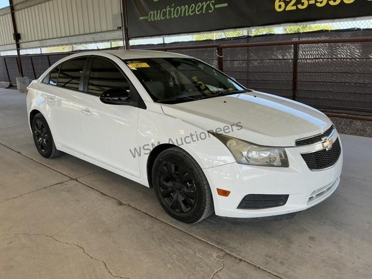 2013-chevrolet-cruze-ls-sdn-image-2