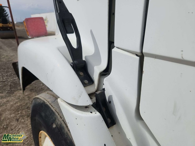 1999-freightliner-fl70-image-43