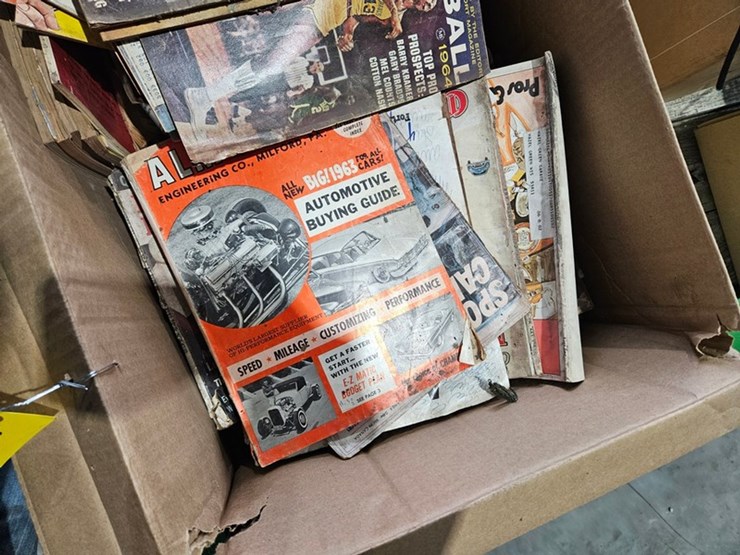 #6239-•-box-of-vintage-magazines-image-6
