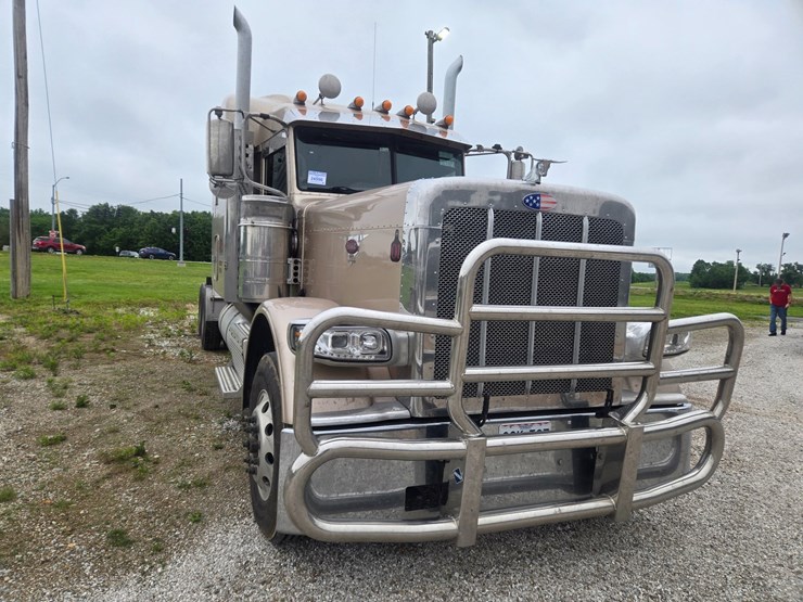 2016-peterbilt-389-image-29