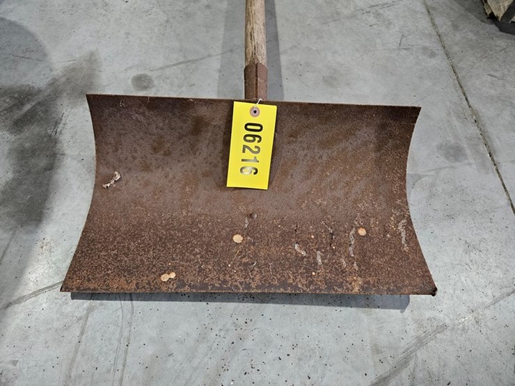#6216-•-wood-handled-snow-pusher-image-5