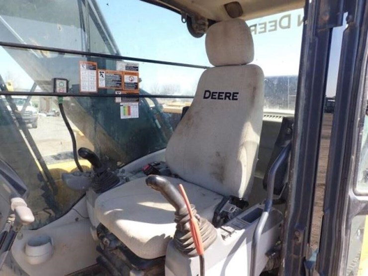 2017-deere-250g-lc-image-18