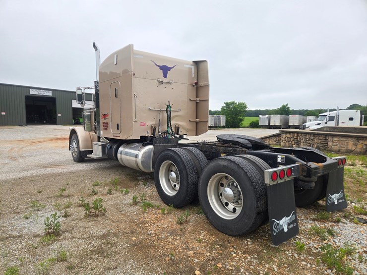2016-peterbilt-389-image-12