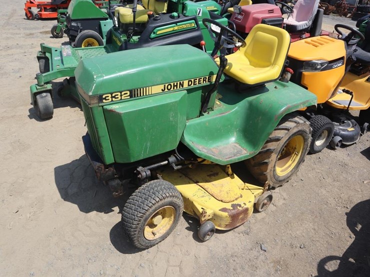 john-deere-332-image-4