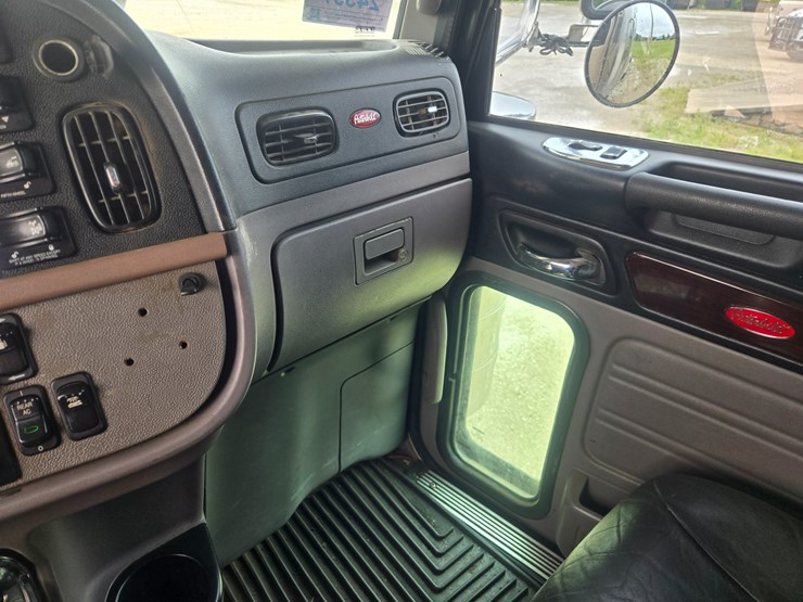 2016-peterbilt-389-image-53