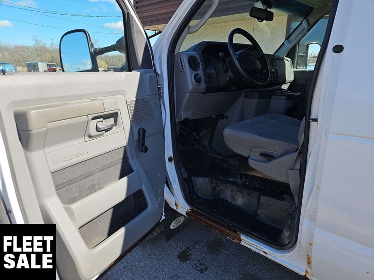 2014-ford-cargo-image-16