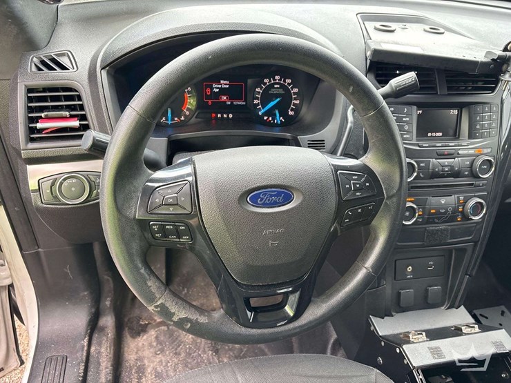 2017-ford-explorer-image-13