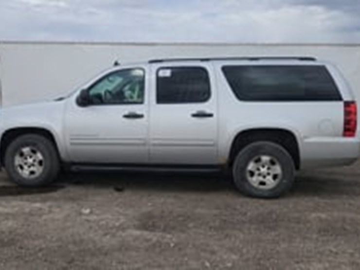2011-chevrolet-suburban-image-5