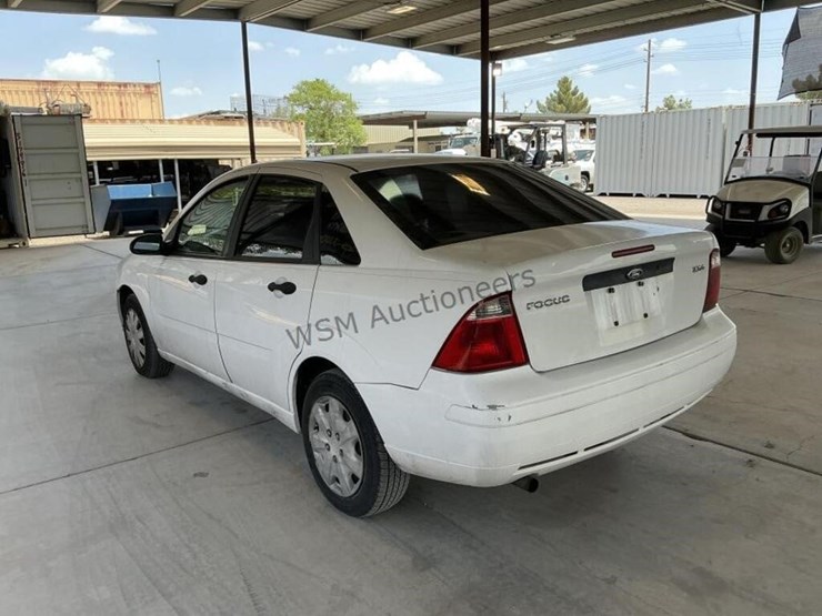 2005-ford-focus-sdn-image-5