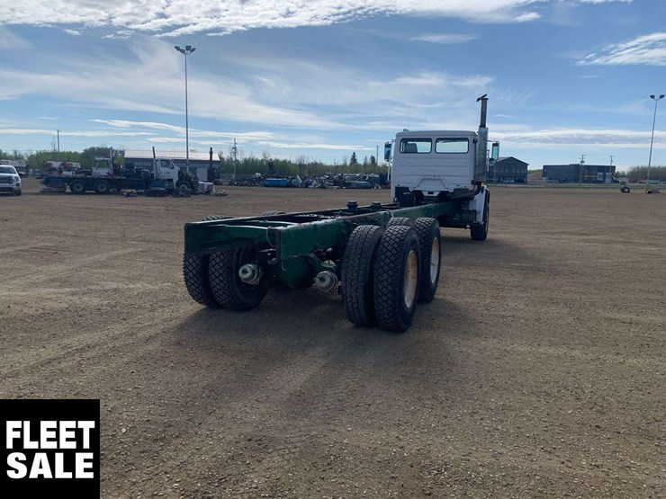 2003-freightliner-fl106-image-8