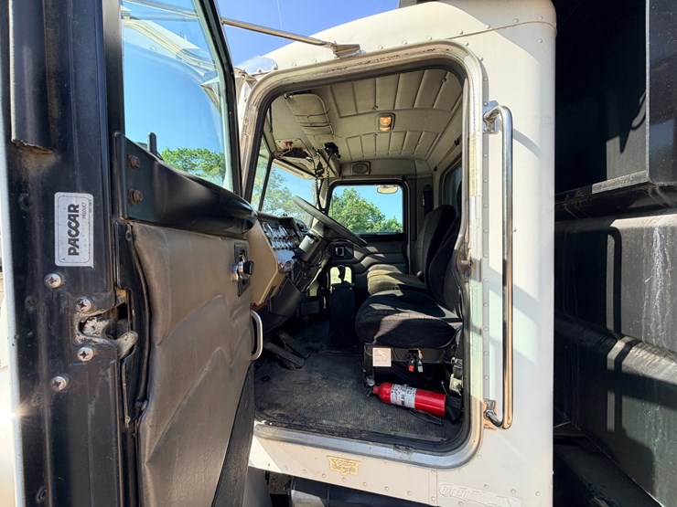 2006-peterbilt-335-image-31
