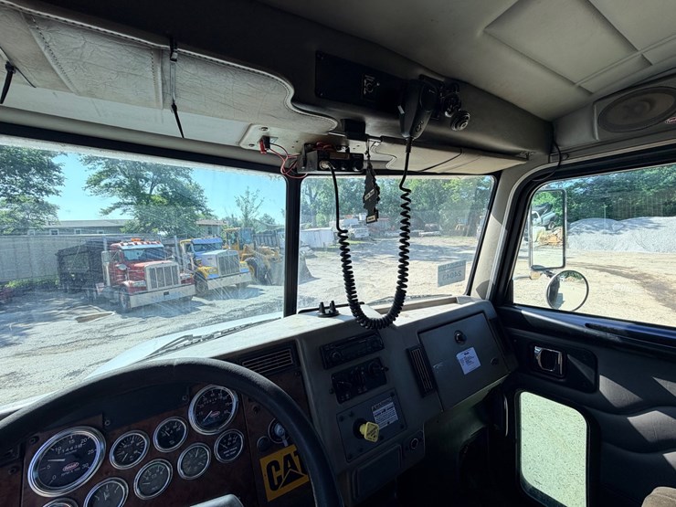 2006-peterbilt-335-image-40
