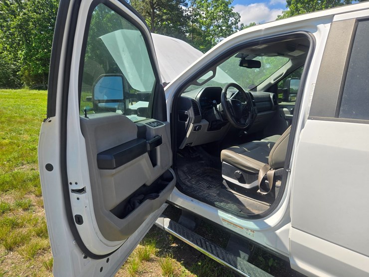 2017-ford-f550-image-32