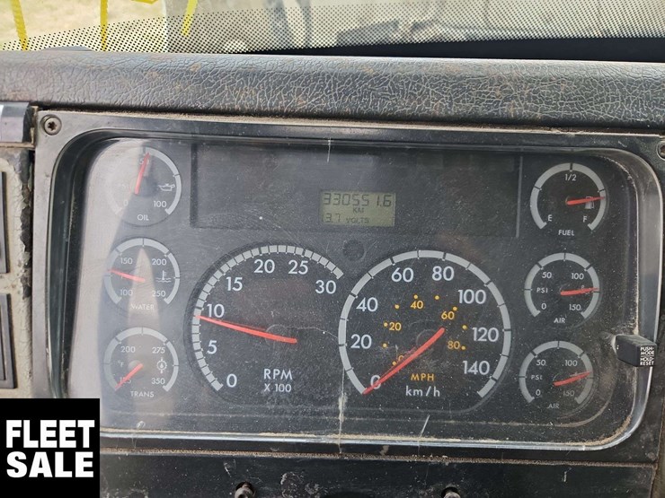 2002-freightliner-fl80-image-39