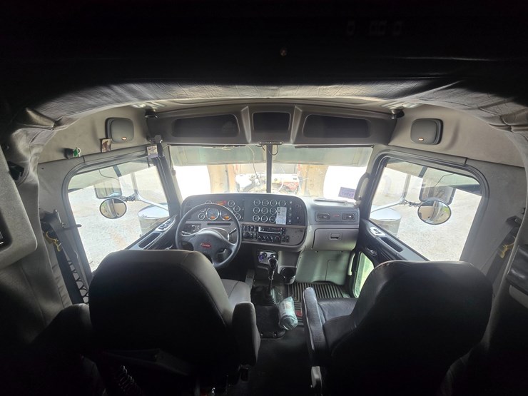 2016-peterbilt-389-image-70
