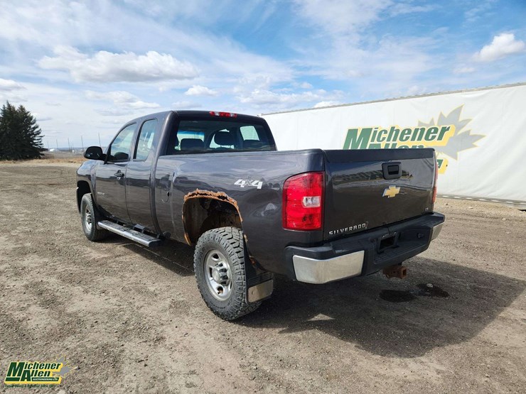 2010-chevrolet-silverado-2500hd-ls-image-3
