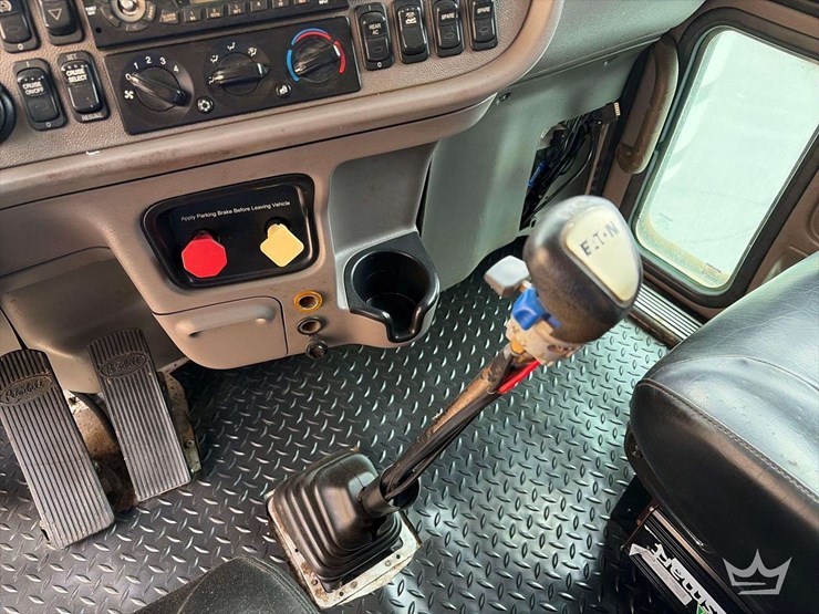 2013-peterbilt-367-image-18