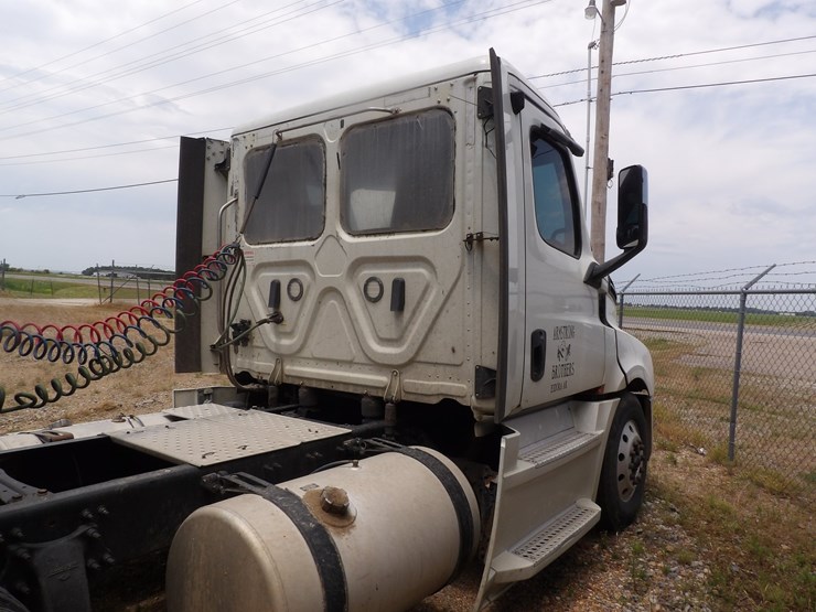 2019-freightliner-cascadia-126-image-6