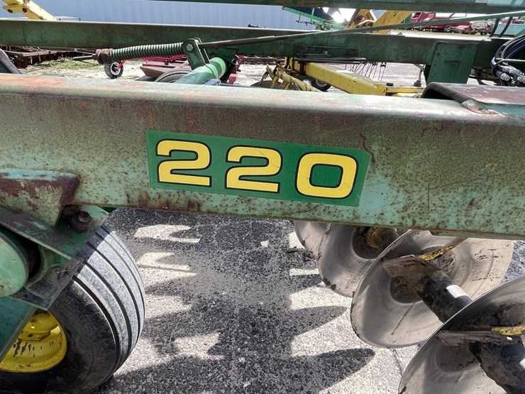 john-deere-220-image-25