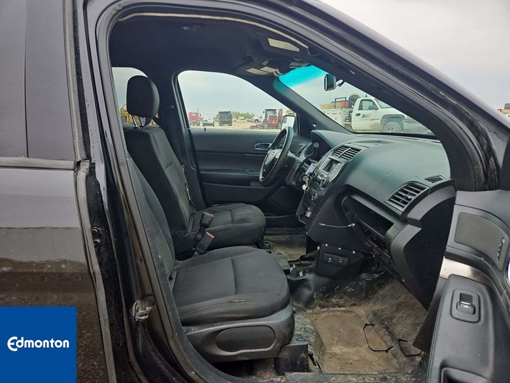 2016-ford-explorer-image-43