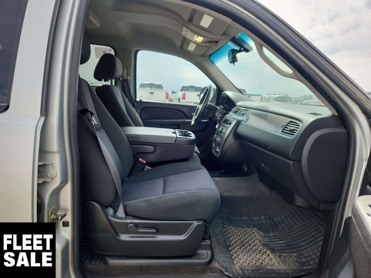 2011-chevrolet-suburban-image-18