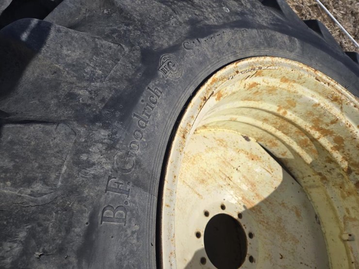 #504-•-(2)-18.4-x-34-tractor-tires-on-9-bolt-dual-rims-image-4