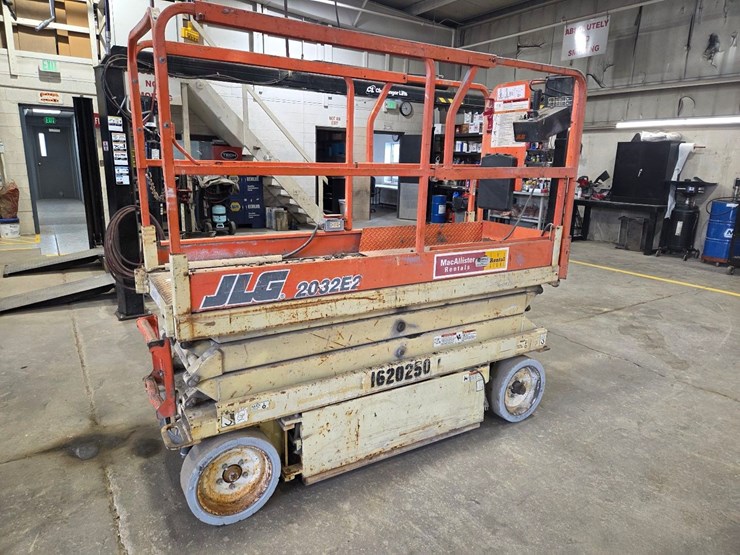 1999-jlg-2032-e2-electric-scissor-lift-image-1