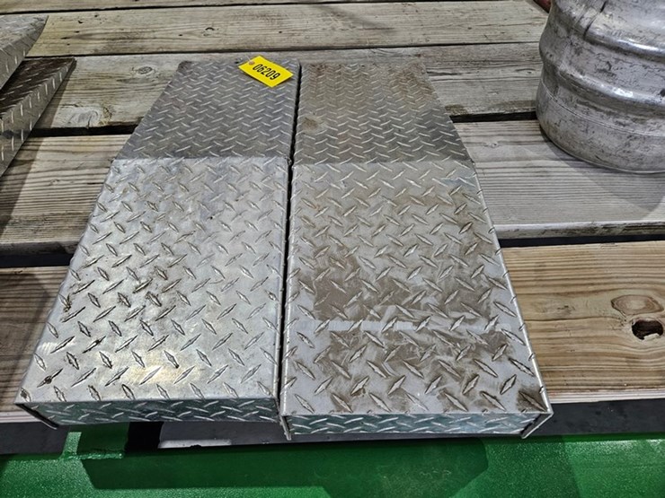 #6209-•-pair-of-diamond-plate-ramps-image-2