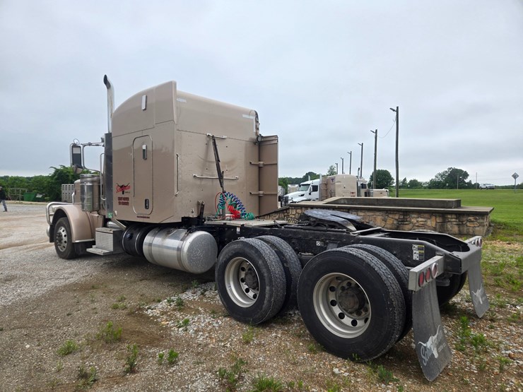 2016-peterbilt-389-image-12