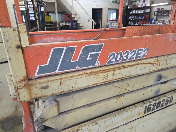 1999-jlg-2032-e2-electric-scissor-lift-image-2