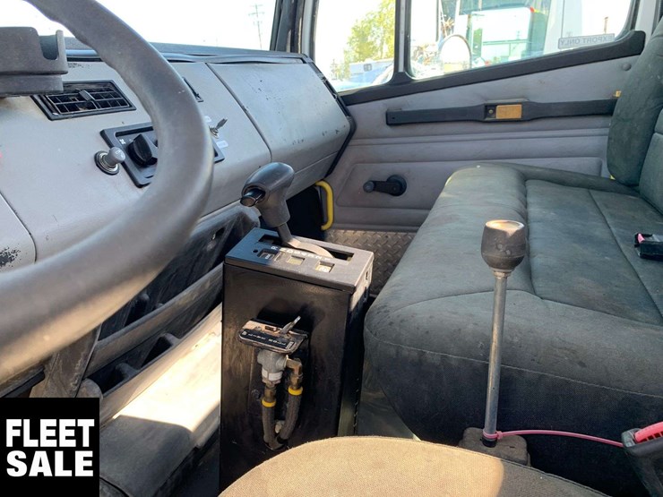 2001-freightliner-fl106-image-16