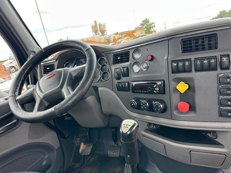2016-peterbilt-579-image-10