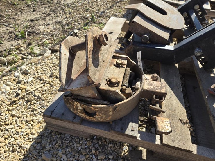 #714-•-small-5th-wheel-white-hitch-image-2