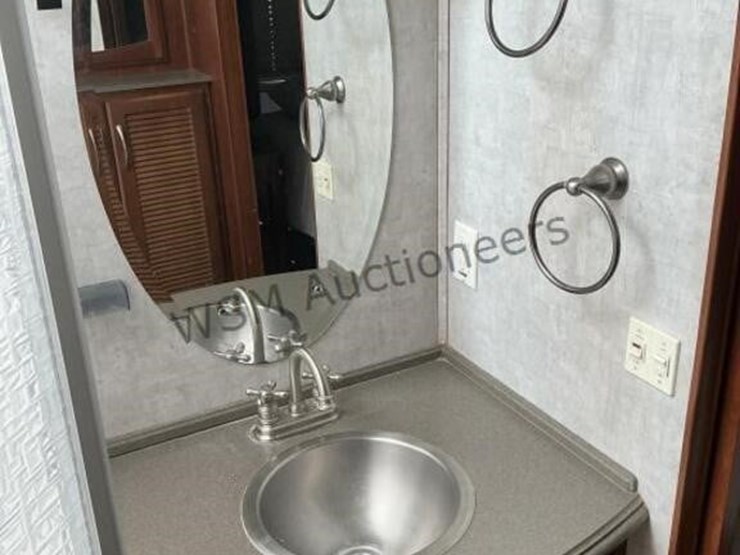 2006-fleetwood-excursion-motorhome-image-41