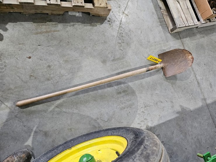 #6217-•-wood-handled-shovel-image-3