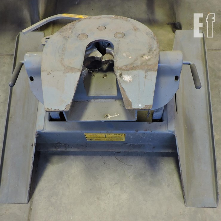 B&W COMPANION 5TH WHEEL HITCH