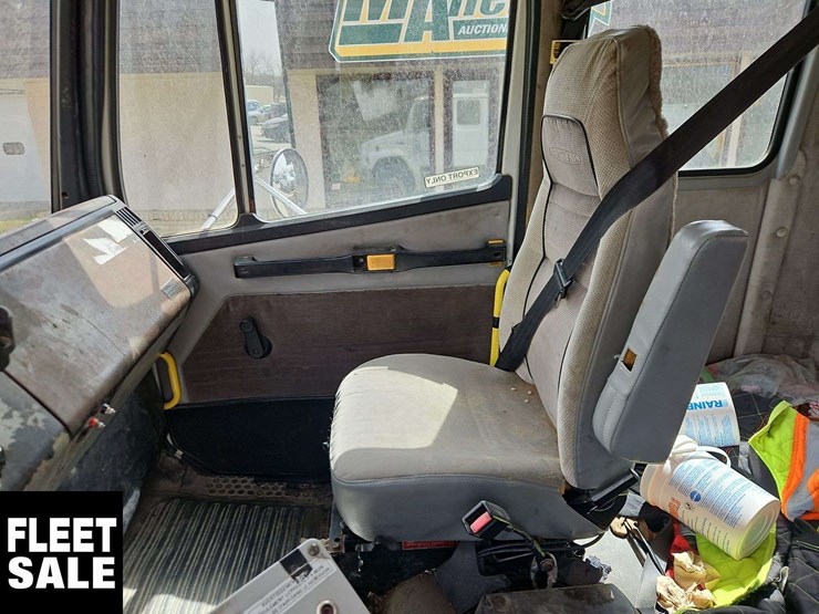 2002-freightliner-fl80-image-18