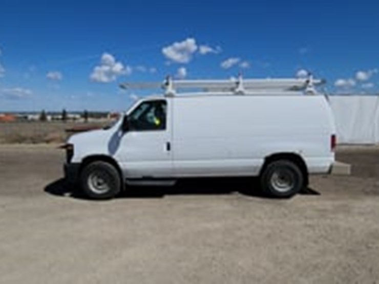 2014-ford-cargo-image-5