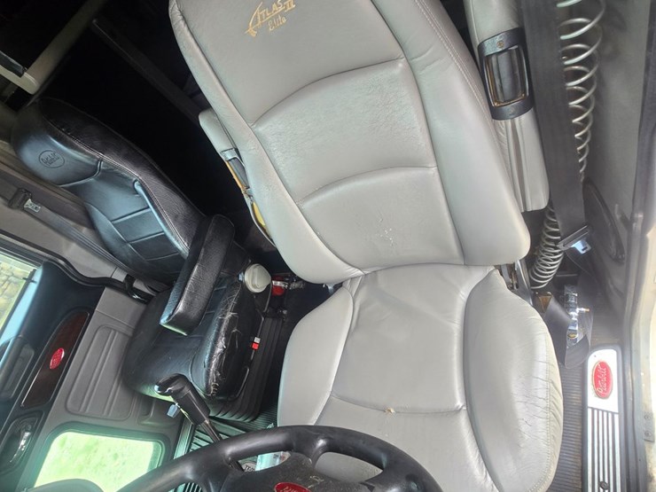 2016-peterbilt-389-image-50
