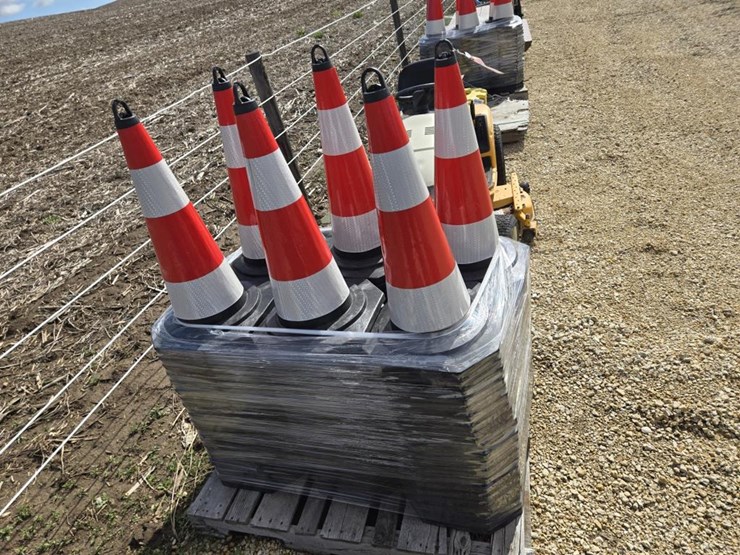 #488-•-(125)-sdlanch-traffic-cones-image-3