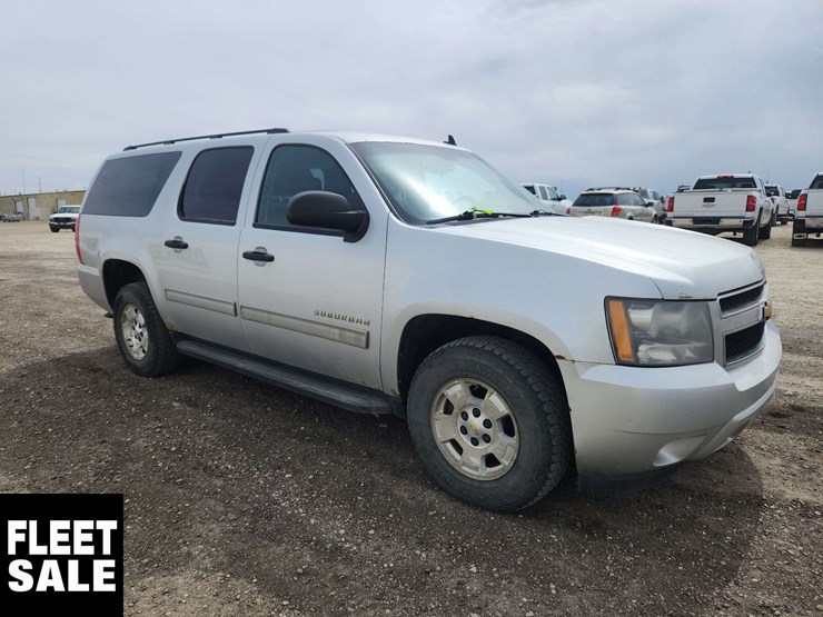 2011-chevrolet-suburban-image-2